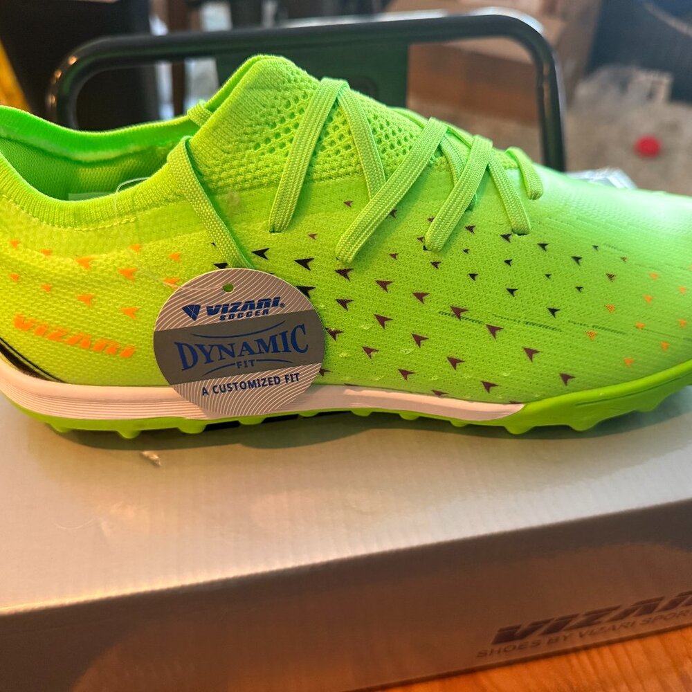 Vizari (often spelled “Vizari” rather than “Vizani”) soccer cleats Sz - 10M
